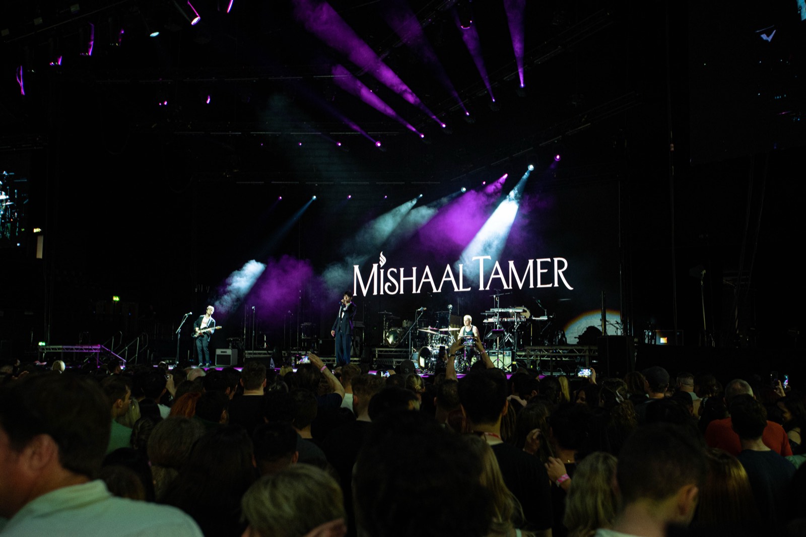 Mishaal Tamer festival set seen from the crowd